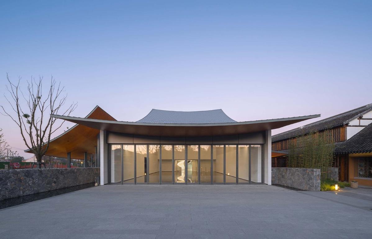 24_展廳幕墻可開啟，實現(xiàn)室內(nèi)外展陳空間融合（閉合狀態(tài)）_?此間建筑攝影.jpg