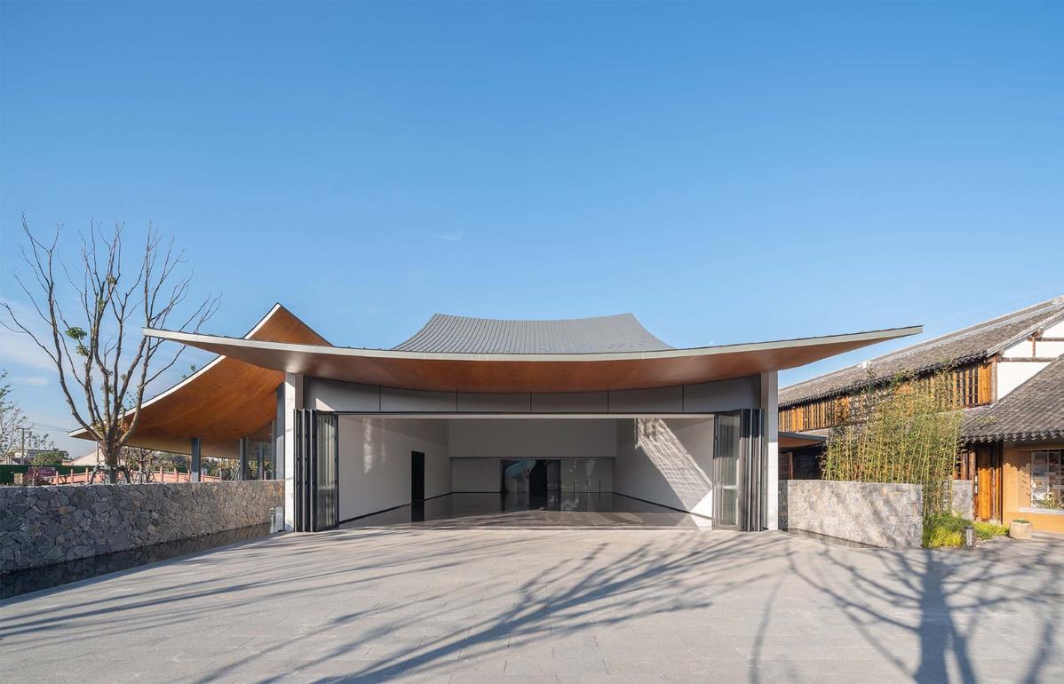 25_展廳幕墻可開啟，實現(xiàn)室內(nèi)外展陳空間融合（開啟狀態(tài)）_?此間建筑攝影.jpg